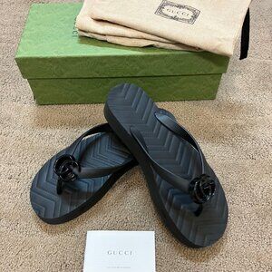 Gucci Women’s Chevron Double Logo Rubber Flip Flops Size 7